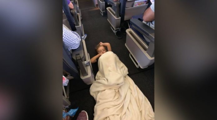 Un niño con autismo no se quedaba quieto en un vuelo de United Airlines. Entonces la tripulación y los pasajeros intervinieron para ayudar