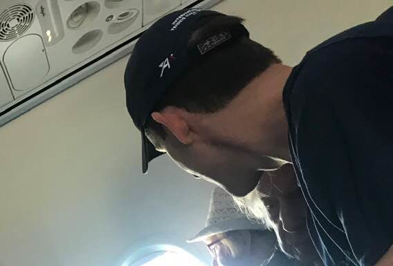 La bondad de un desconocido con una anciana nerviosa durante un vuelo deja a los pasajeros con lágrimas de felicidad