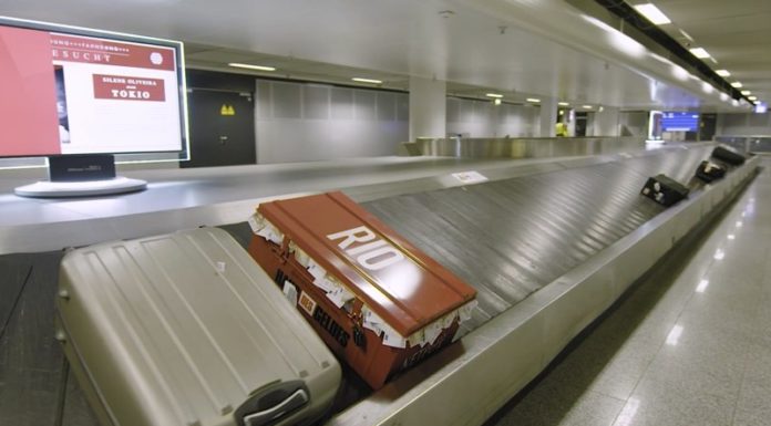 Desfilaron por las cintas del aeropuerto maletas de color rojo de los integrantes de la casa de papel