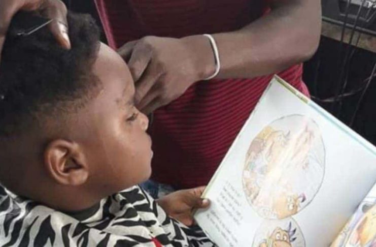 Barbero ofrece descuentos a los niños que leen mientras se cortan el cabello