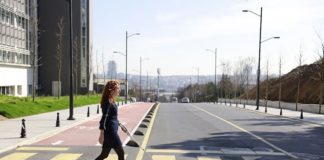 Este bastón «inteligente» usa Google Maps para guiar a las personas ciegas