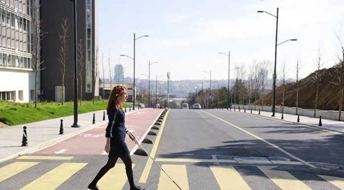 Este bastón «inteligente» usa Google Maps para guiar a las personas ciegas