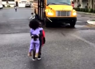 El cálido recibimiento que una pequeña le da a su hermano mayor