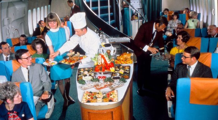 Aerolínea muestra cómo eran las comidas durante los vuelos en la década de 1950