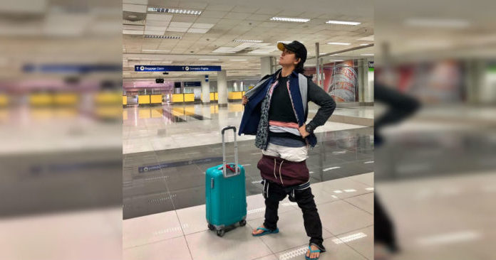 Se puso toda su ropa para no pagar por el exceso de equipaje