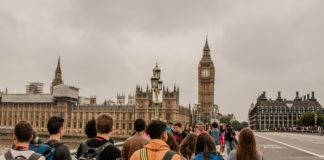 VIDEO: hombre disfrazado como Boris Johnson escala un andamio junto al Big Ben
