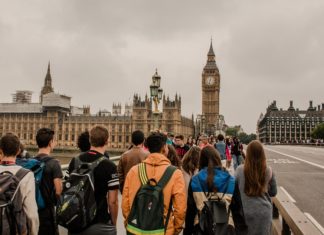VIDEO: hombre disfrazado como Boris Johnson escala un andamio junto al Big Ben