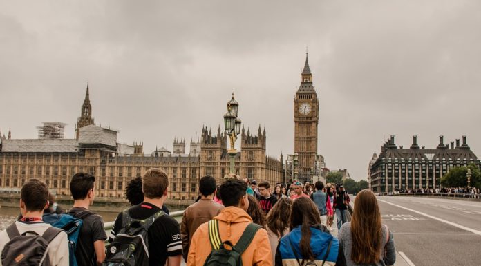 VIDEO: hombre disfrazado como Boris Johnson escala un andamio junto al Big Ben