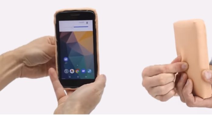 VIDEO: Crean una carcasa para celular con piel humana artificial que responde a los estímulos