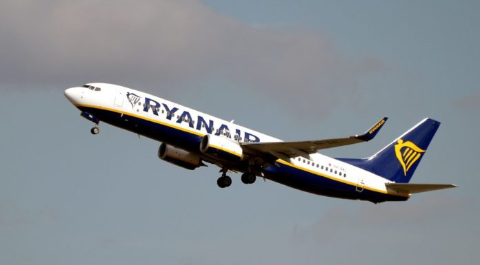 Escándalo en Ryanair: dejaron a los pasajeros atrapados 12 horas en un avión sin aire y les cobraron el agua