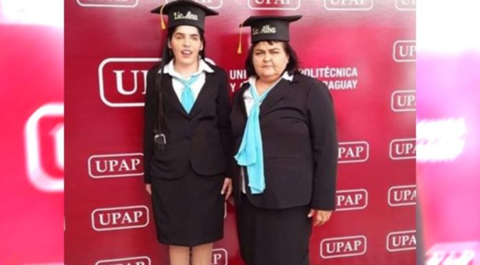 Mamá ingresa a la universidad para apoyar a su hija ciega, a los 54 años se gradúa junto con ella
