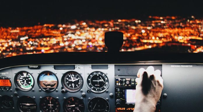 Un piloto, suspendido de por vida por permitir a una pasajera tomarse una foto en su asiento en la cabina en pleno vuelo