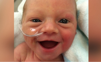 La sonrisa de una bebé prematura a los cinco días de nacer que da esperanza a cientos de padres