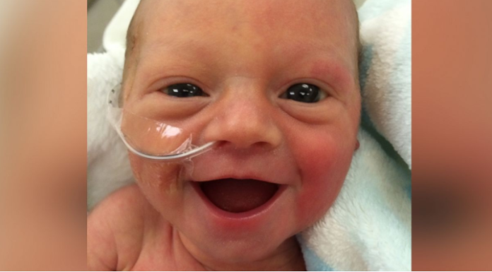 La sonrisa de una bebé prematura a los cinco días de nacer que da esperanza a cientos de padres