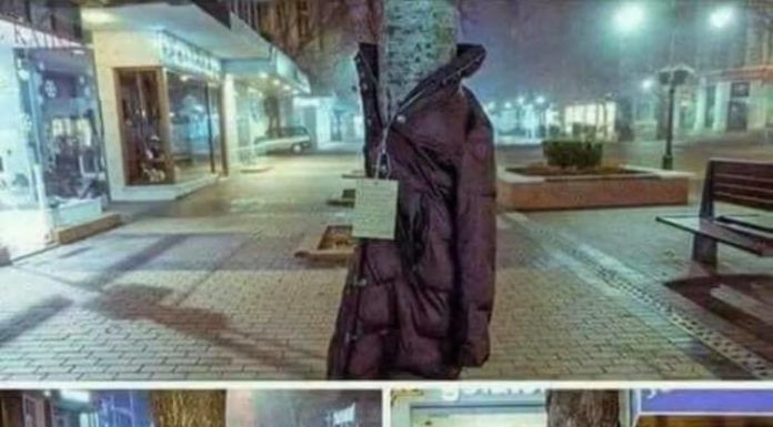 En Turquía la gente deja las chaquetas en los árboles para los indigentes y los pobres