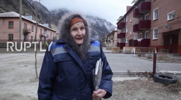 Esta abuelita camina durante kilómetros para llevar cartas y aunque no gana mucho ella lo disfruta.