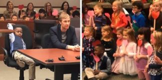 Niño de 5 años invito a todos sus compañeros de kinder a su audiencia de adopción