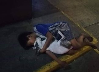 Un niño sin hogar duerme abrazado a su perro, la imagen se hace viral
