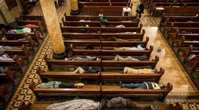 Iglesia en San Francisco abre su puerta para que las personas sin hogar duerman durante la noche
