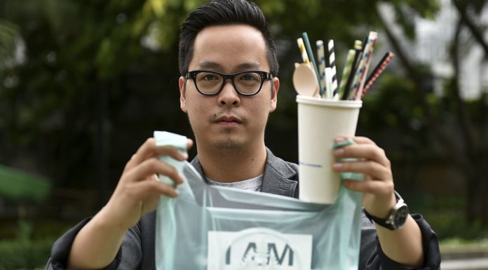 Joven crea bolsas hechas de yuca que al caer al mar se convierten en comida para peces