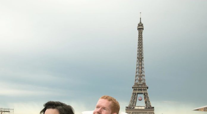 Amigos llevan a su compañero en silla de ruedas en la espalda durante su viaje a Europa