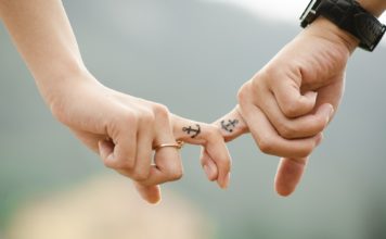 Un hombre maduro te ama de pies a cabeza, incluyendo las estrías y arrugas que aparezcan en tu cuerpo