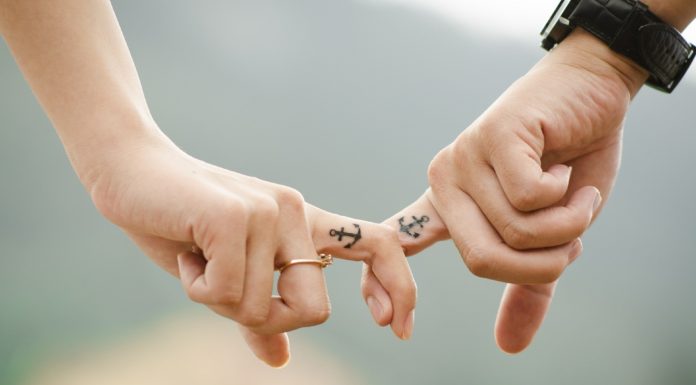 Un hombre maduro te ama de pies a cabeza, incluyendo las estrías y arrugas que aparezcan en tu cuerpo