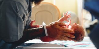 Una embarazada con coronavirus dió a luz a un bebé sano en Italia