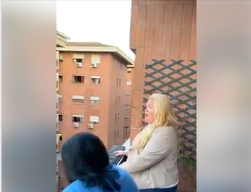 La soprano que cada noche regala ópera desde su balcón a sus vecinos en Italia