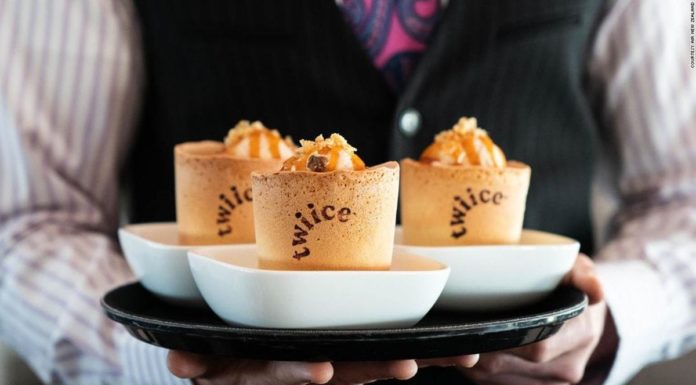 Aerolínea New Zealand sirve el café en tazas comestibles para reducir la basura