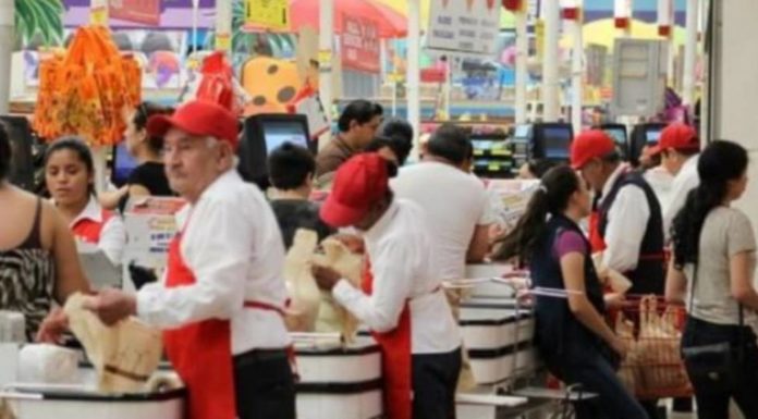 Abuelitos que empacan en el super recibirán al doble sus ganancias sin trabajar