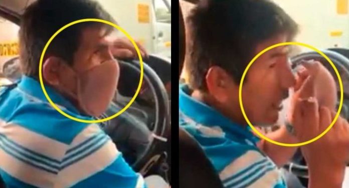 Taxista usa sostén de su mujer como mascarilla para protegerse del coronavirus | VIDEO