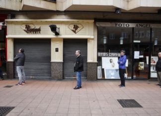 Colas civilizadas para comprar el pan en Asturias