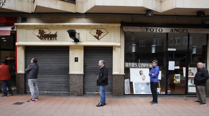 Colas civilizadas para comprar el pan en Asturias