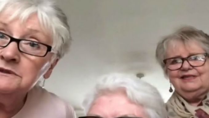 3 Amigas se mudaron juntas para pasar la cuarentena viendo Netflix y tomando vino