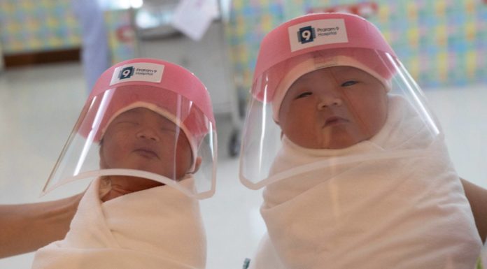 Minipantallas faciales para proteger a los bebés contra el coronavirus