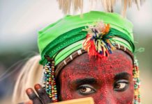 En esta tribu africana los hombres se maquillan y arreglan el cabello para impresionar a las mujeres