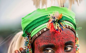 En esta tribu africana los hombres se maquillan y arreglan el cabello para impresionar a las mujeres