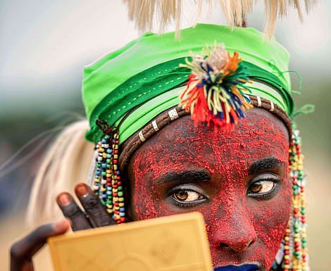 En esta tribu africana los hombres se maquillan y arreglan el cabello para impresionar a las mujeres