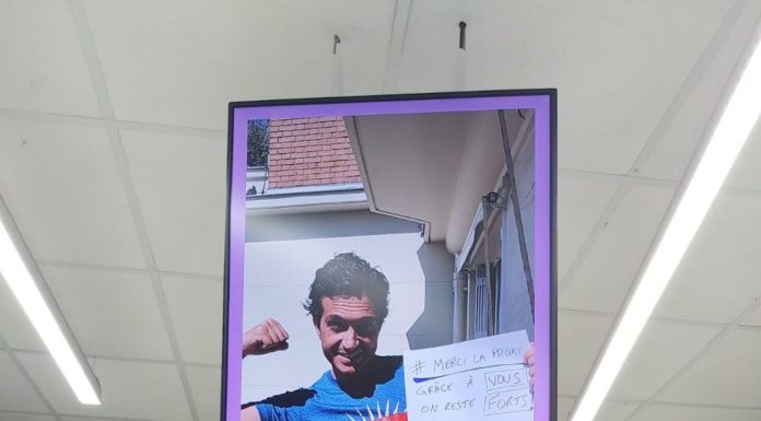 Supermercado transmite en sus pantallas mensajes de solidaridad enviado por los clientes a los trabajadores.