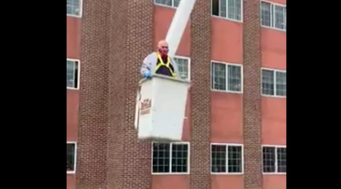 Anciano de 88 años usó una grúa para ver a su esposa aislada en hogar de ancianos