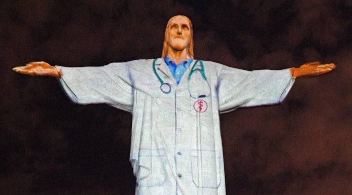 Cristo Redentor se viste de médico para rendir homenaje al personal que lucha contra el COVID-19