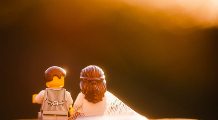 Este fotógrafo de bodas práctica con lego para no perder la costumbre