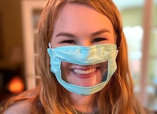 Una estudiante crea mascarillas especiales para personas sordas