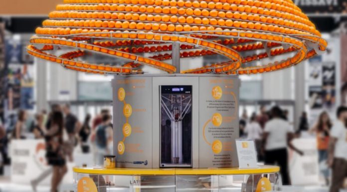 Este exprimidor de naranja imprime vasos en 3D hechos con cáscaras sobrantes