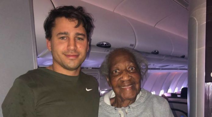 Joven cumple el sueño de una mujer de 88 años cediendo su vuelo en primera clase