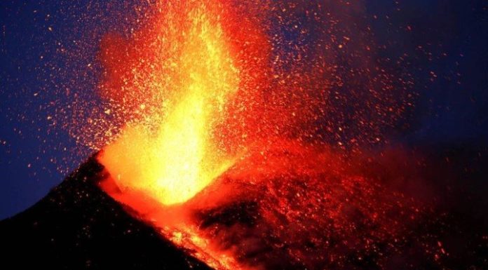Entró en erupción el volcán italiano Etna, el más grande activo de toda Europa, con lava y columnas de ceniza