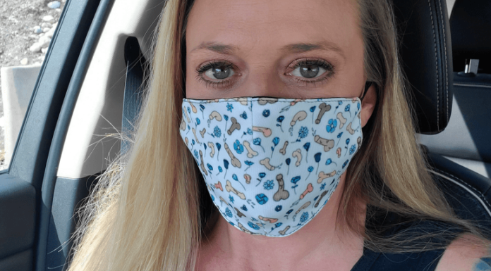 Esta madre vende máscaras con dibujos de penes por una buena razón