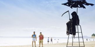 Hombre disfrazado de “la muerte” recorre las playas de Florida que reabrieron antes de tiempo para generar conciencia