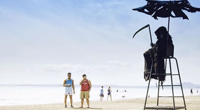Hombre disfrazado de “la muerte” recorre las playas de Florida que reabrieron antes de tiempo para generar conciencia